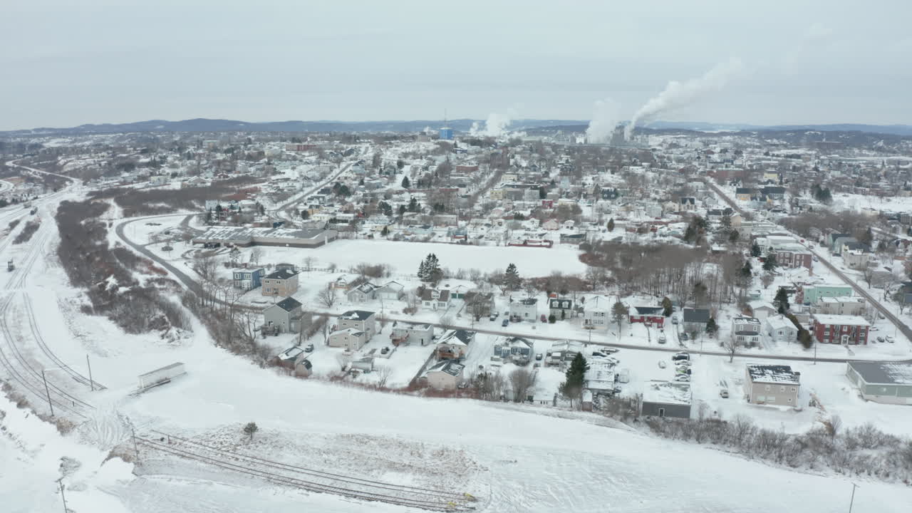 зимний вид с воздуха над городом, покрытым снегом