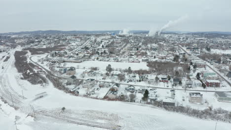 vista aérea de invierno sobre una ciudad cubierta de nieve