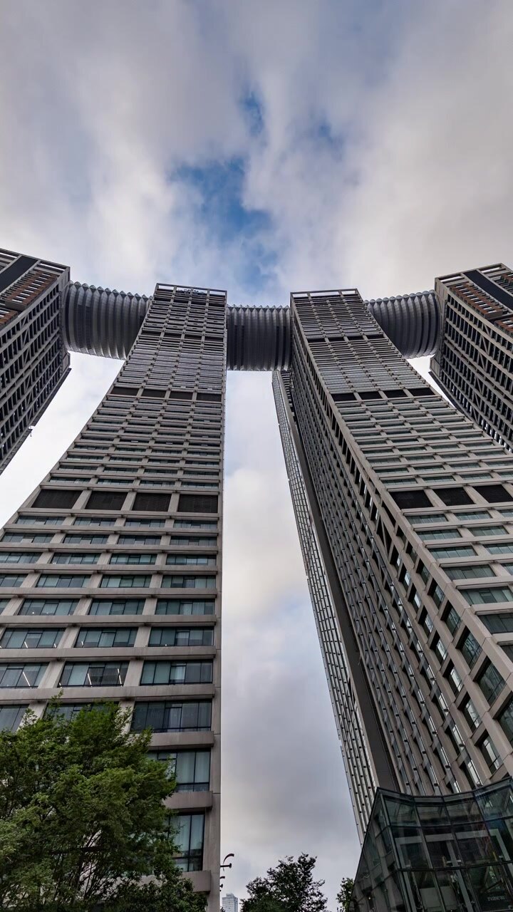Vista vertical das torres do arranha-céu Raffles City em Chongqing