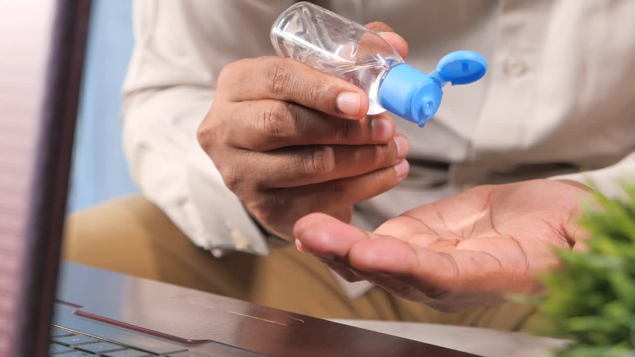 aplicación de desinfectante para las manos