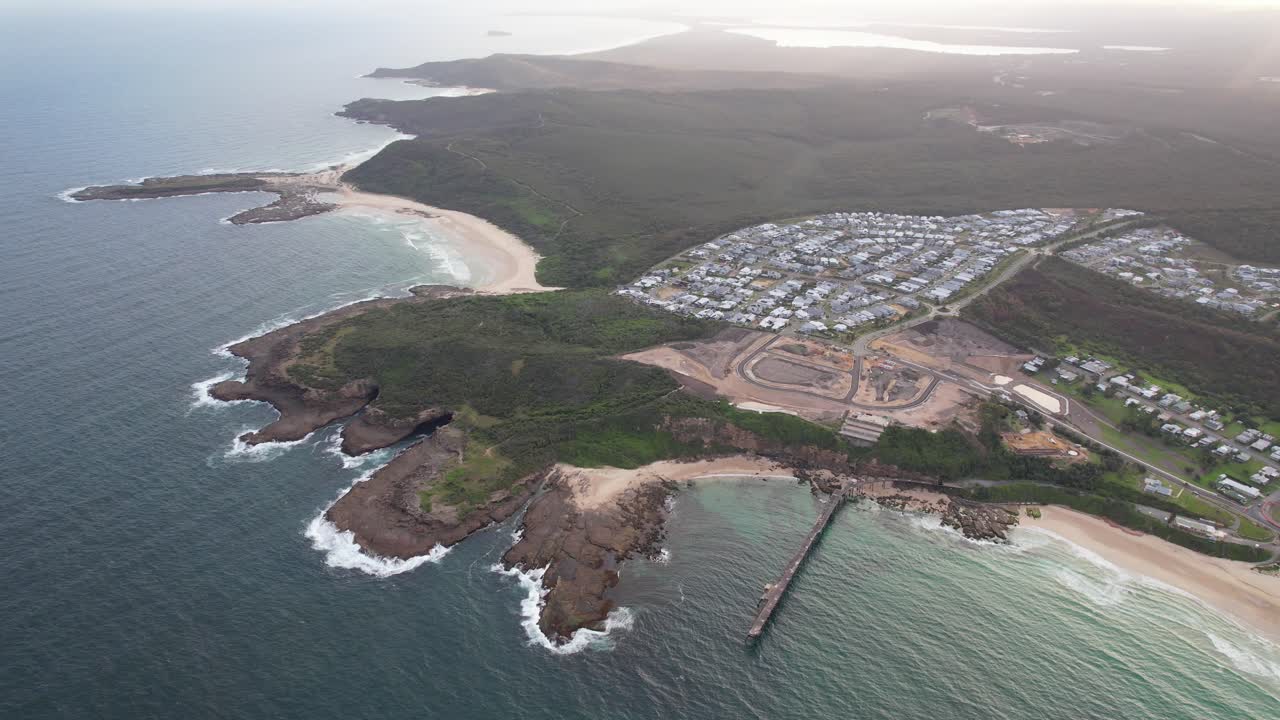 오스트레일리아 중부 해안의 nsw에 있는 moonee beach와 catherine hill bay의 공중 촬영