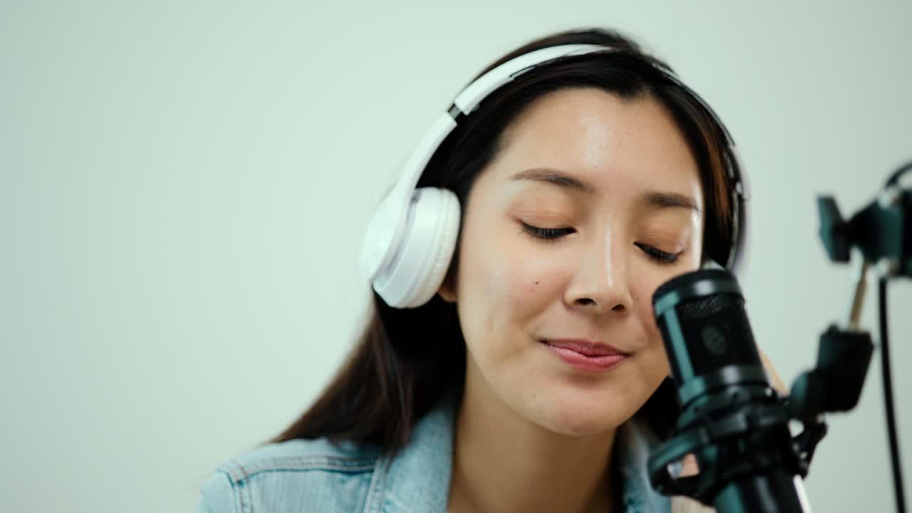 creadora de contenido mujer anfitriona transmitiendo su podcast en portátil con auriculares y micrófono de condensador entrevista conversación de invitados en el estudio de transmisión en casa. blogger mujer grabando voz por radio.