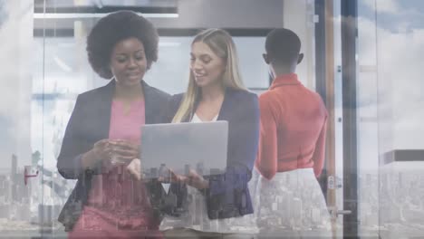 animación del paisaje urbano sobre diversas mujeres de negocios que usan computadoras portátiles en la oficina.