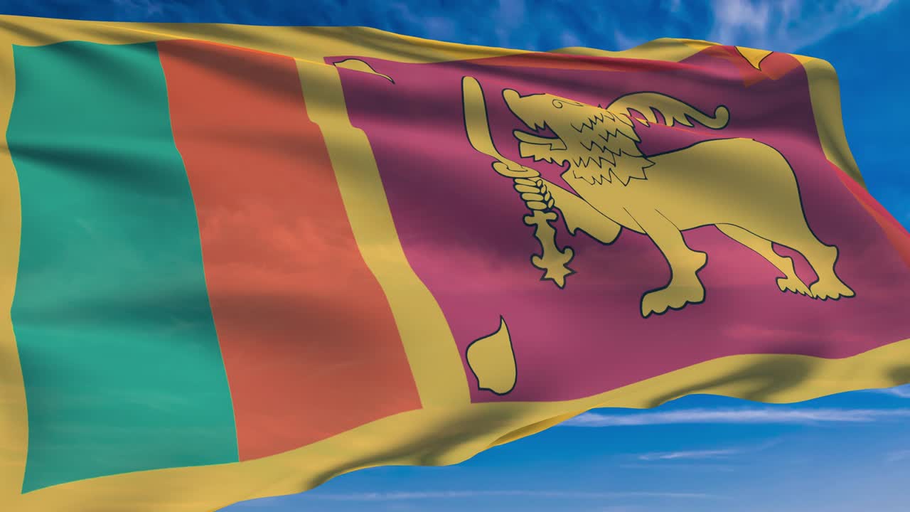 bandera de sri lanka con estructura de tela contra un cielo nublado (en bucle)