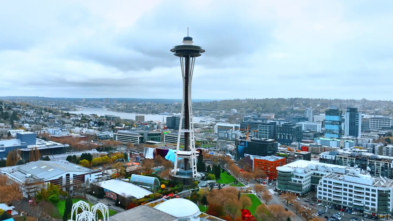 Lähestyttäessä Space Needle -tornia Seattlen, Washingtonin, USA:n keskustassa. Kaupungin panoraama pilvisenä päivänä. Yläkuva