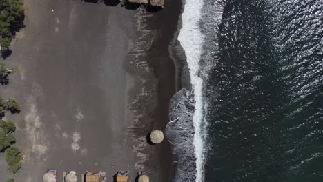 Blick-Hinunter-Auf-Den-Schwarzen-Sand-In-Perissa,-Santorini