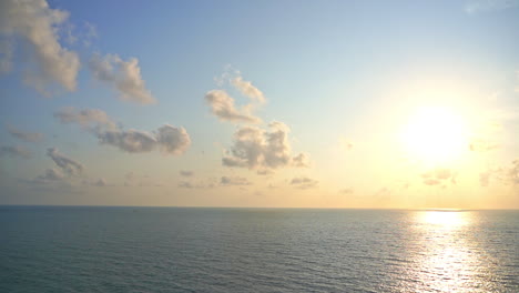 Die-Untergehende-Sonne-Hängt-In-Einem-Wolkenverhangenen-Himmel-über-Dem-Ozean