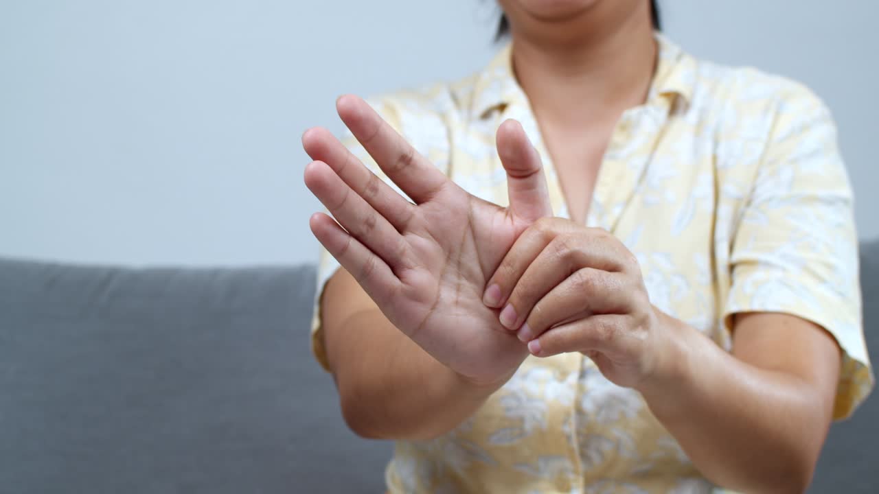 Impara metodi di automassaggio per la cura del corpo che migliorano il relax e il benessere a casa.