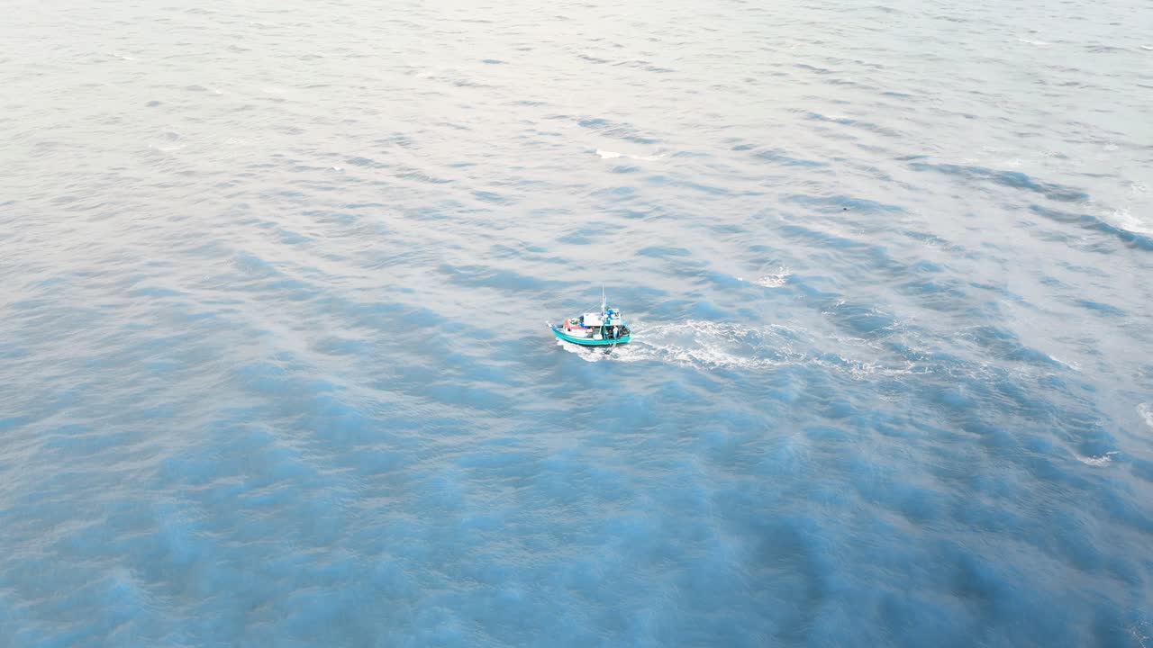 바다에서 전통적인 목조 어선