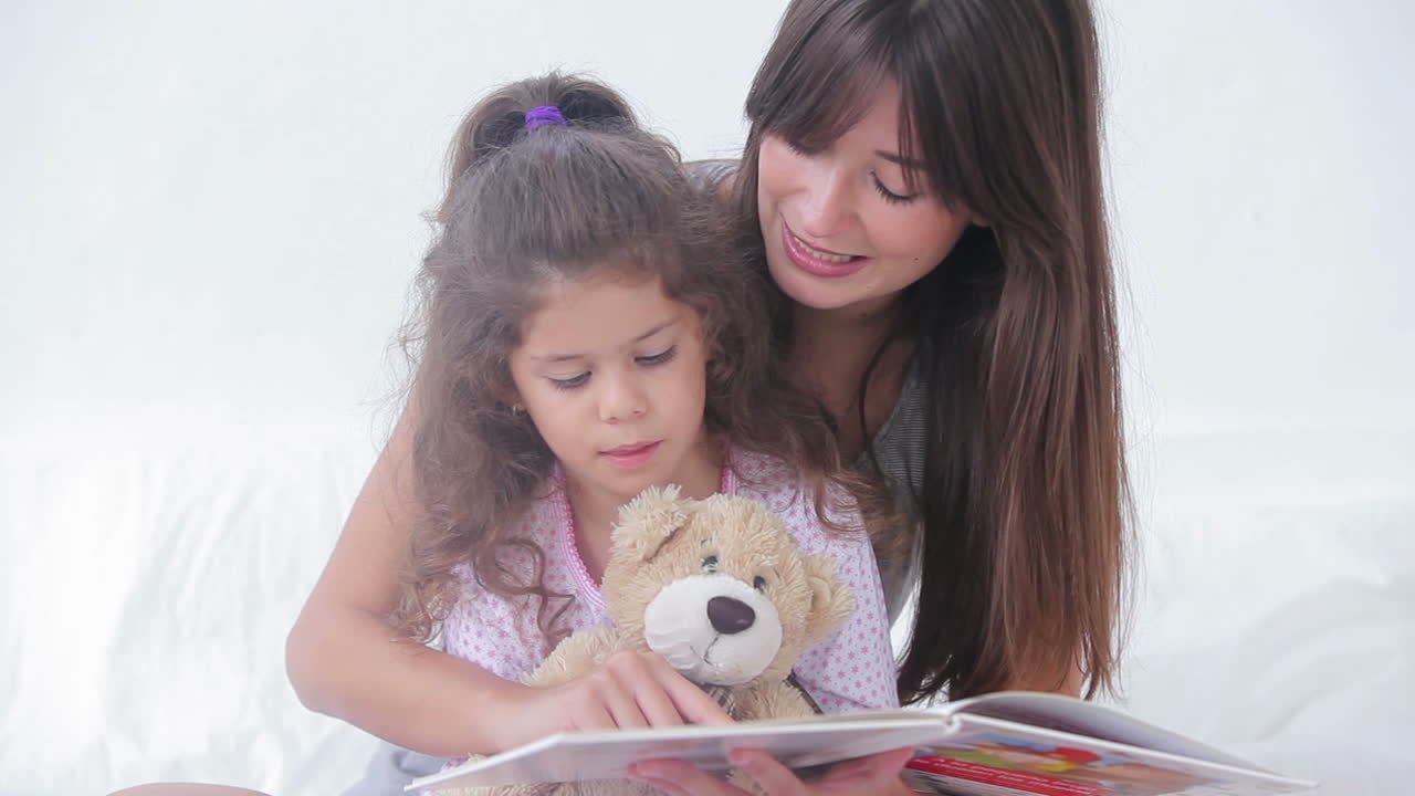 madre e hija leyendo un libro de cuentos