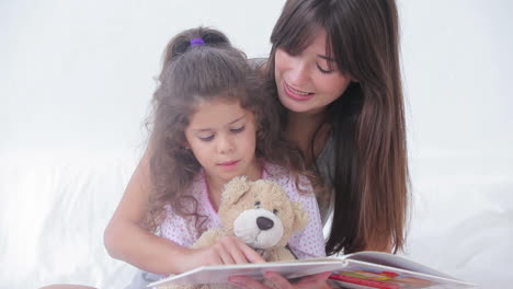 Madre-E-Hija-Leyendo-Un-Libro-De-Cuentos-