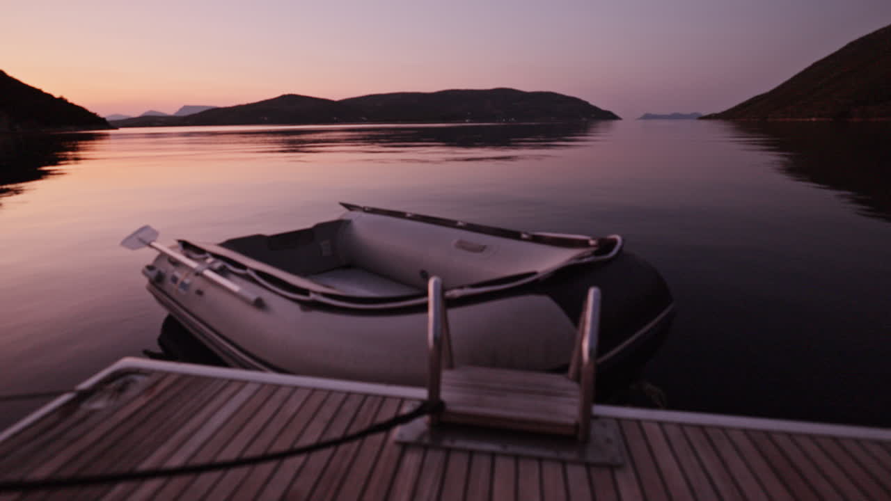 Vista dalla piattaforma da bagno di uno yacht in mare a Lefkada, Grecia, all'alba