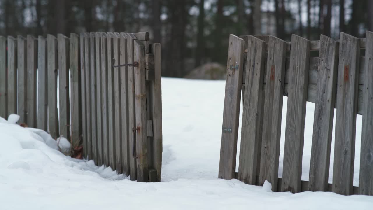 vieja puerta de madera en un entorno nevado