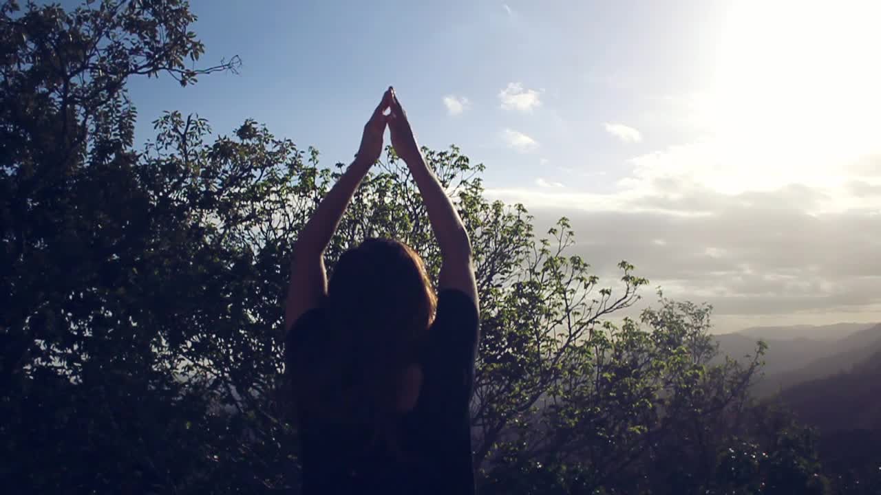 mujer en postura de yoga al aire libre