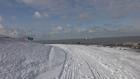 Marstal-Maersk-Schiff-Mit-Intermodalen-Containern,-Das-Im-Meer-Nach-Rotterdam,-Niederlande,-Fährt