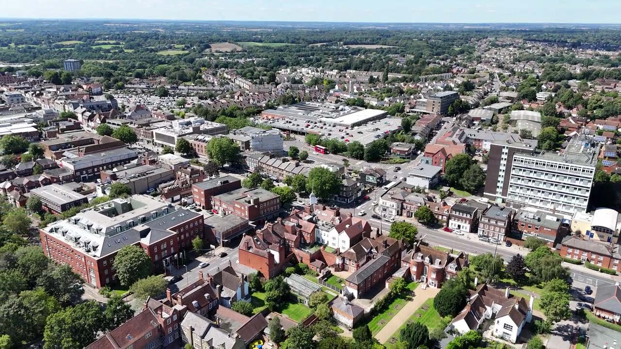 Ripresa aerea con drone in allontanamento che rivela il centro della città di Brentwood