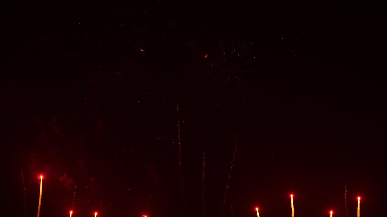 fuegos artificiales reales en el cielo de fondo negro profundo, hermosos fuegos artificials coloridos exhibición brillante por la noche, en tiempo real 4k imágenes.