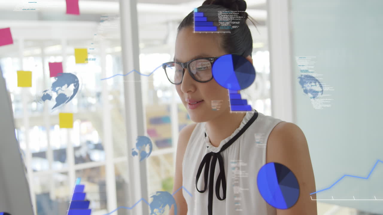 animación de gráficos, globos, lenguaje informático, mujer biracial usando el escritorio y bebiendo café