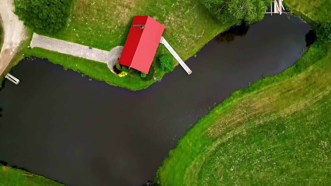 этот потрясающий снимок с дрона великого озера, красиво обрамленный пышной зеленью, добавляет потрясающую краску цвета к сцене.