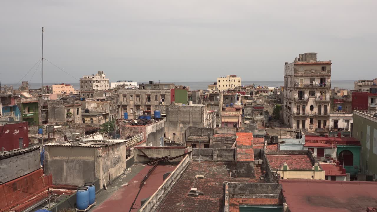 increíble vista del casco antiguo de la habana desde una azotea alta en cuba durante el día