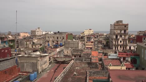 Erstaunlicher-Blick-Auf-Die-Altstadt-Von-Havanna-Von-Der-Hohen-Dachterrasse-In-Kuba-Tagsüber