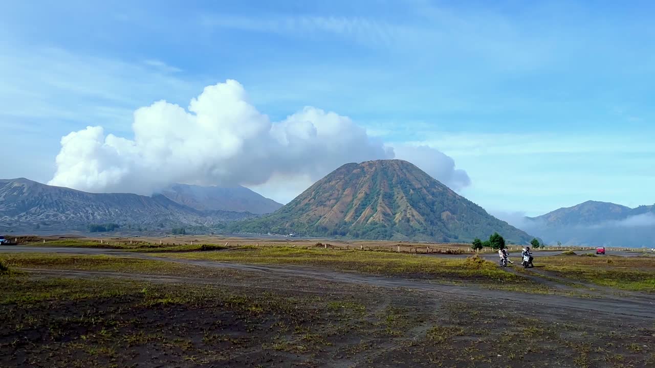 vista del parque nacional de bromo tengger semeru con vista del desierto, la sabana y el volcán de montaña en el fondo