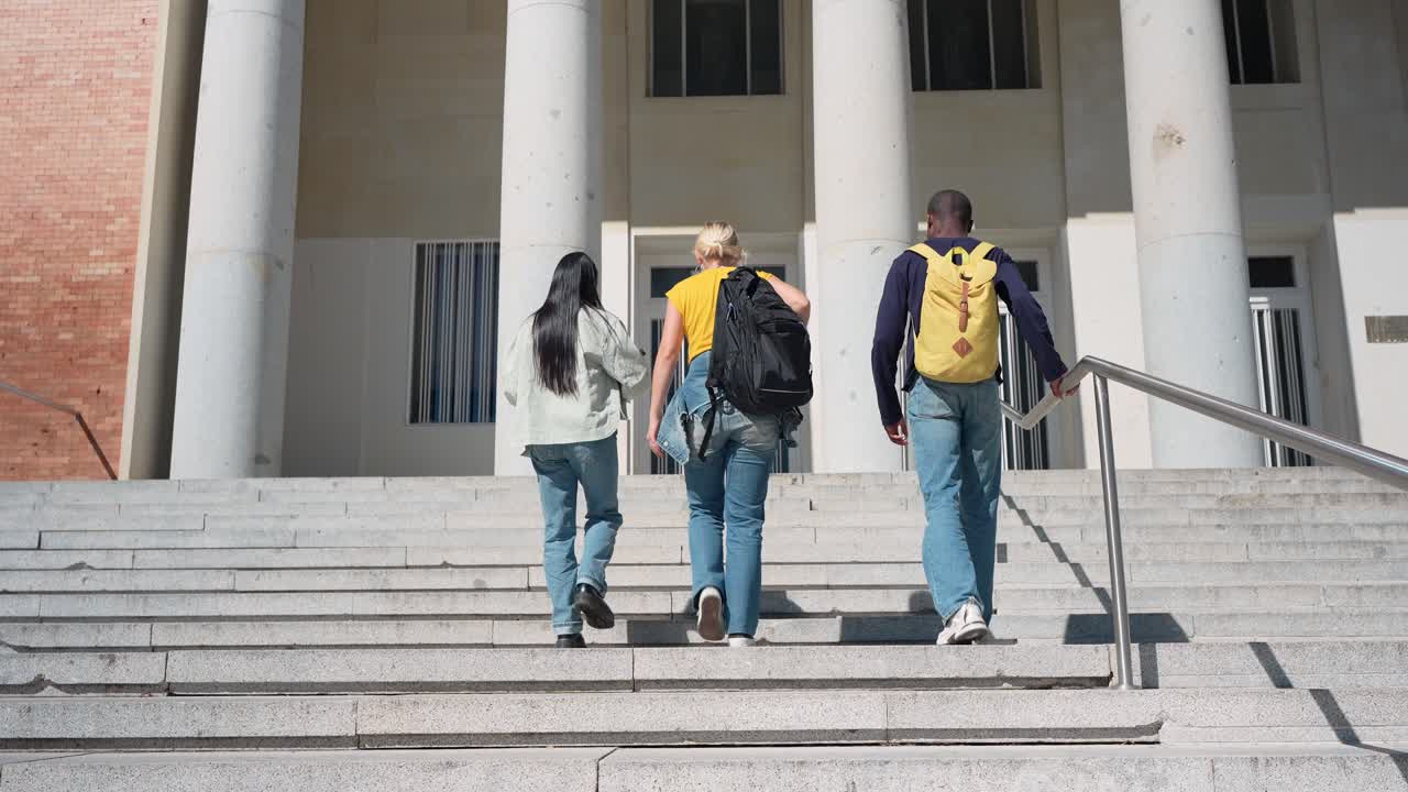Alunos subindo as escadas de um prédio
