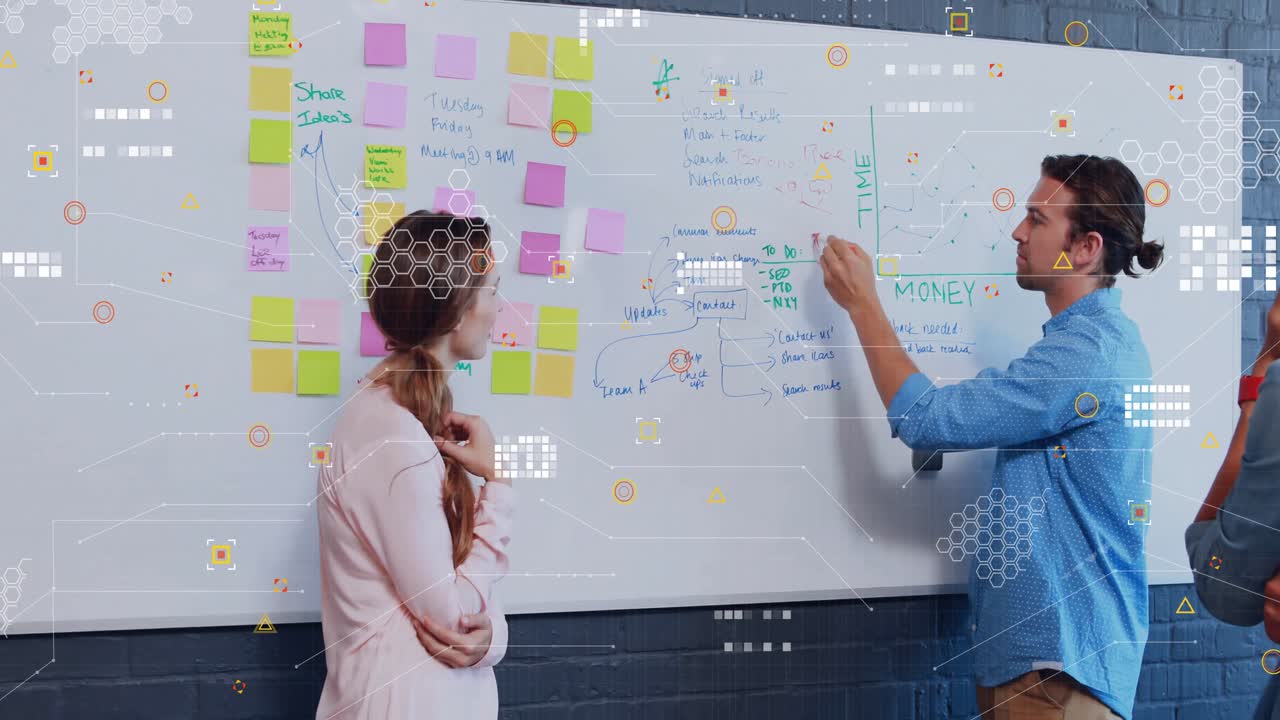 Un team che crea una cronologia e rivede i post-it su una lavagna bianca, mostrando una sovrapposizione di esagoni finanziari.