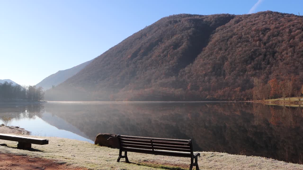 추운 안은 숲과 산의 그림자와 빛
