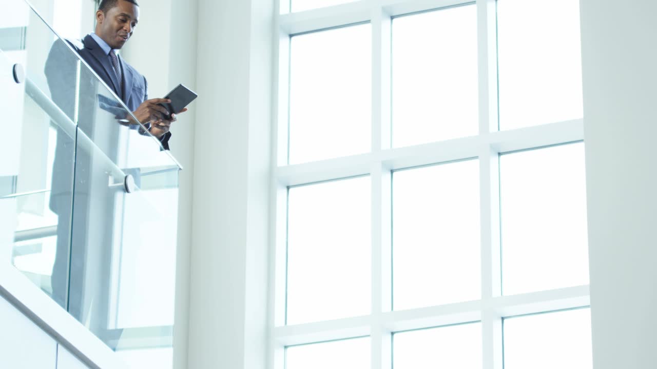 asesor de negocios afroamericano usando una tableta wi-fi