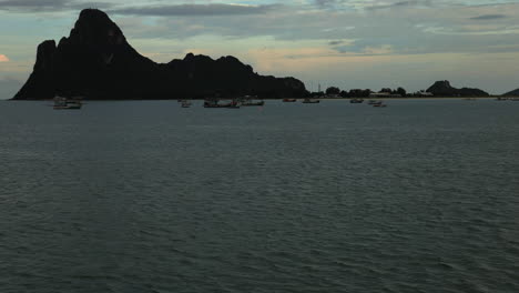 Mirando-La-Bahía-En-Tailandia.