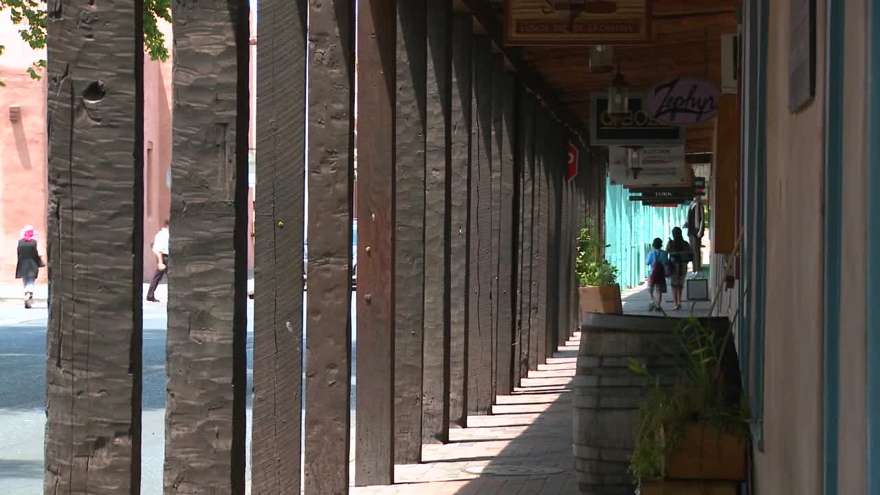 establecimiento de una toma del centro de santa fe, nuevo méxico, con arcos de madera