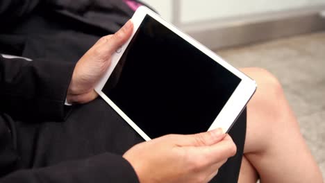 mujer de negocios usando su tableta afuera