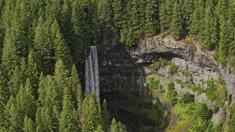 Brandywine-Falls-Bc-Canadá-Antena-V6-Cámara-Lenta-Drone-Sobrevuelo-Parque-Provincial-Capturando-Bosques-Frondosos,-Cascadas-De-Arroyos-Sobre-Un-Acantilado-Escarpado-Hacia-Un-Profundo-Cañón-Rocoso---Filmado-Con-Mavic-3-Pro-Cine---Julio-De-2023