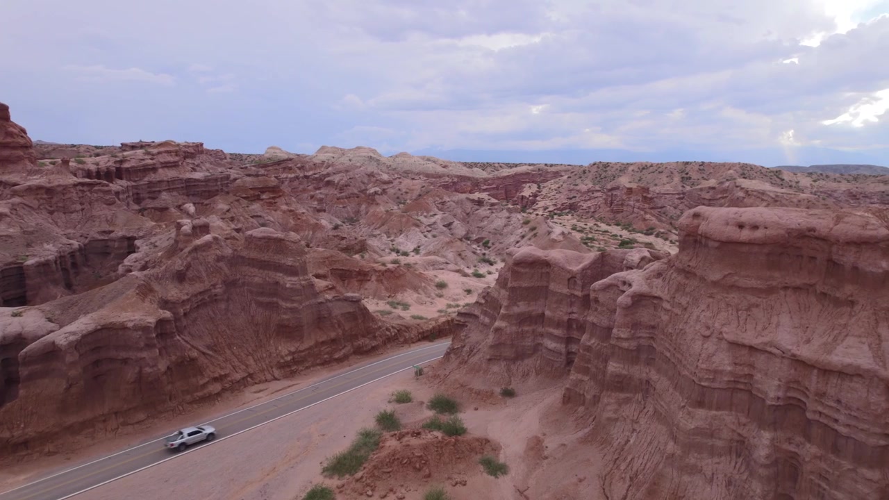 Vista aerea con drone 4K di Las Ventanas a Cafayate, Salta, Argentina. Formazioni rocciose rosse uniche con aperture naturali modellate dall'erosione nel drammatico paesaggio della Quebrada de las Conchas.