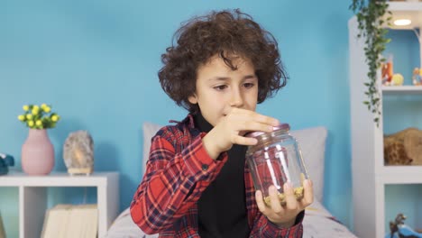 el chico inteligente ahorra su alcancía de oro para su futuro y sueños. inversión.