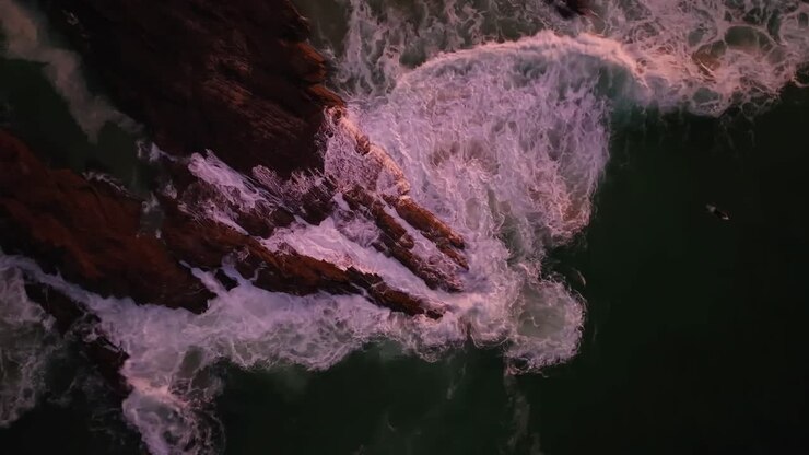 Snapper Rocks 4K Drohnenaufnahme bei Sonnenuntergang