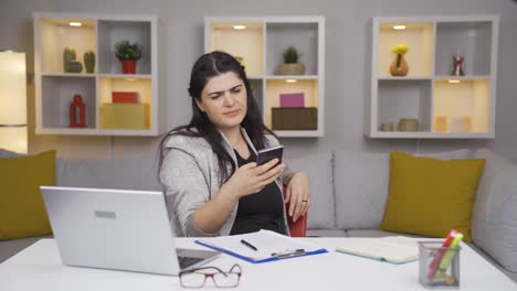 La-Mujer-Trabajadora-De-Oficina-En-Casa-Es-Rica.