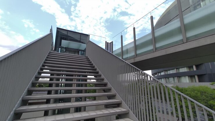 Ponte pedonale Toyosu di Tokyo 2022.