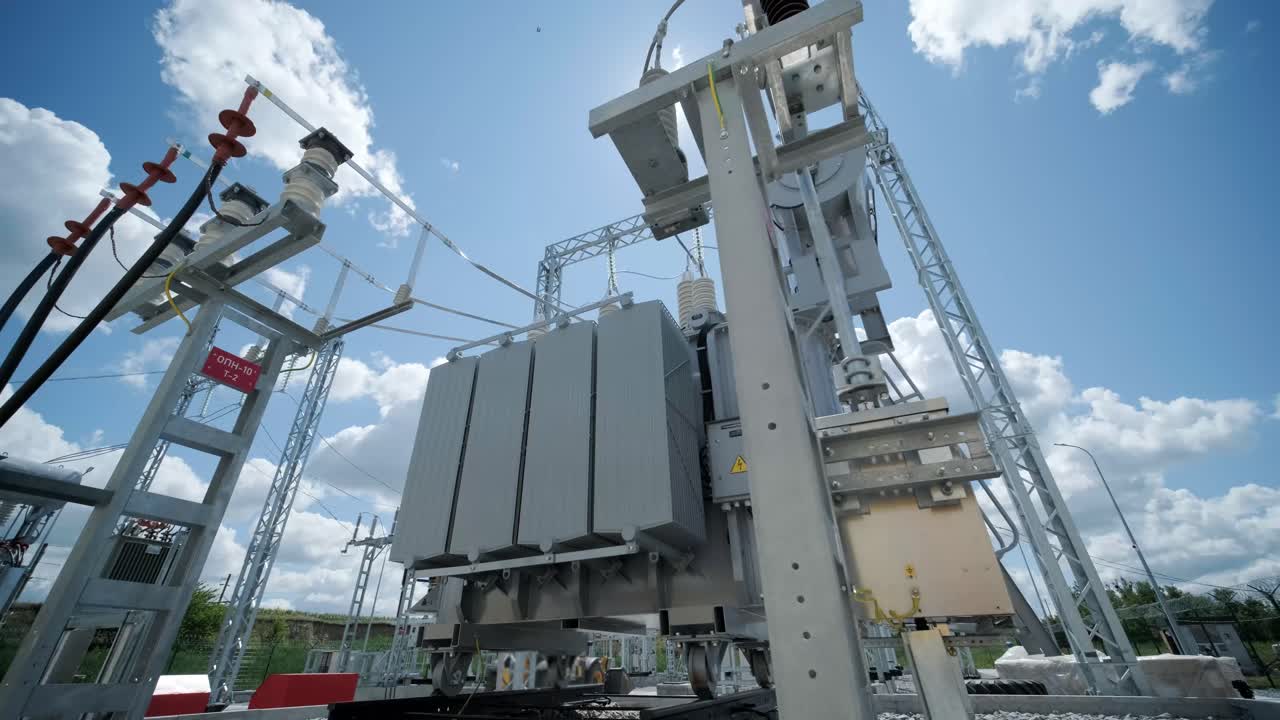 transformador de alto voltaje contra el cielo azul. subestación de redistribución de corriente eléctrica