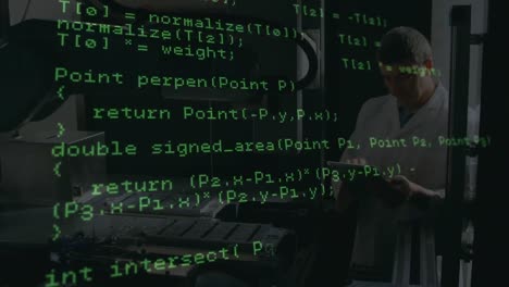 animación de procesamiento de datos sobre ingeniero caucásico masculino usando tableta digital en la fábrica
