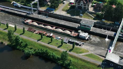 Ein-Sandkahn-Wartet-In-Der-Schleuse-Darauf,-Das-Wasser-Zu-Füllen-Und-Den-Pegel-Anzuheben