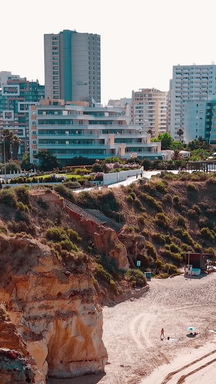 Vista costiera del Portogallo con edifici vicino alla spiaggia durante il giorno