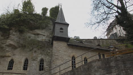 Inclínate-Hacia-La-Hermosa-Capilla-De-Saint-Quirin-En-Luxemburgo