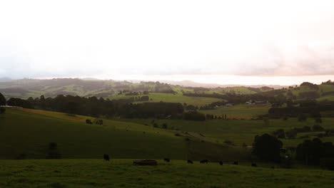 el tiempo pasa sobre una escena rural tranquila