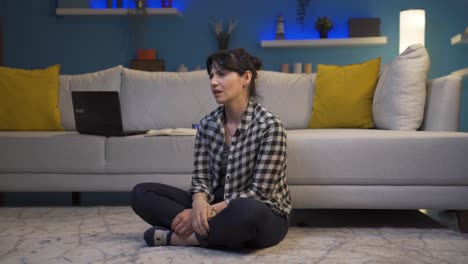 la mujer con el problema del olvido.