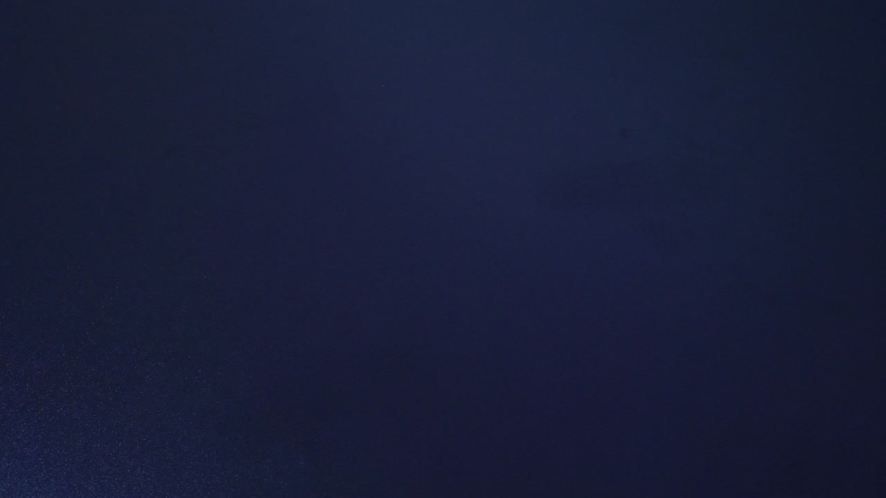 mano de la persona que obtiene el plato de ensalada fresca preparado en una tabla de madera