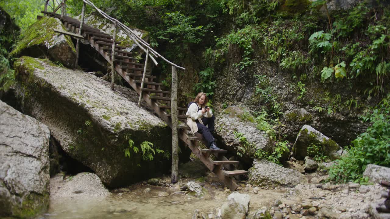 숲 속 의 나무 계단 에서 휴식 하는 여자