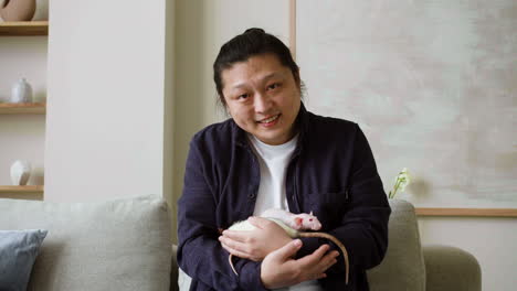 애완동물을 키우는 남자
