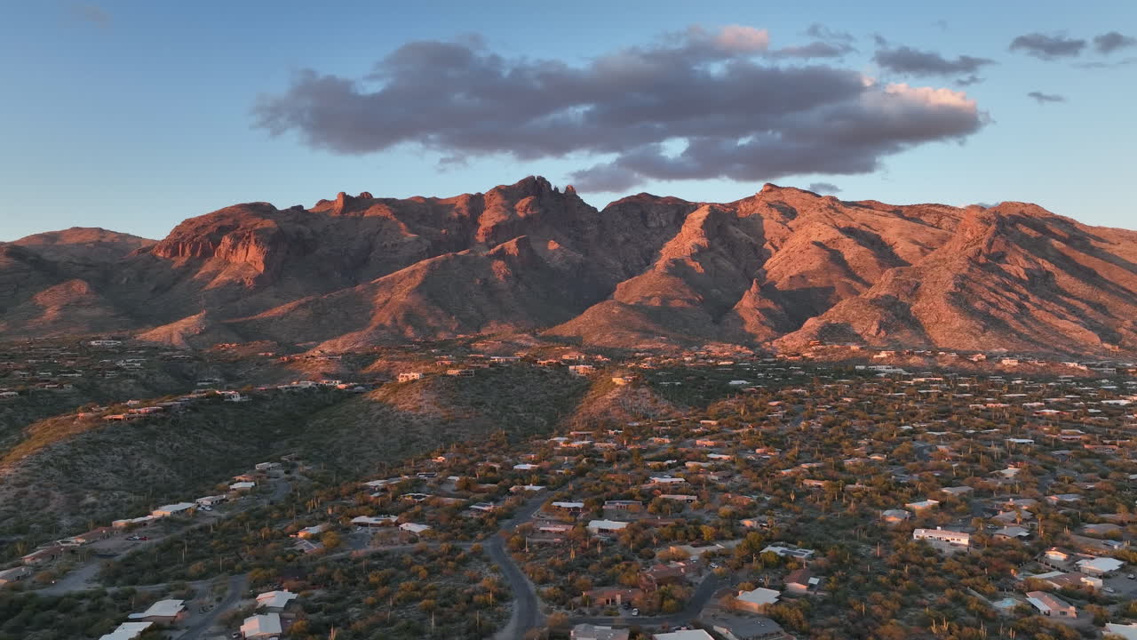 drone cinematográfico en el crepúsculo de tuscon arizona con montañas en el fondo